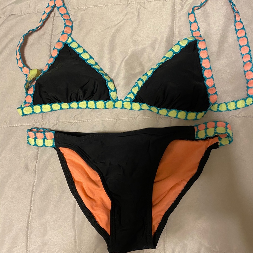 Bikini w/ Crotchet Border - Picture 1 of 1